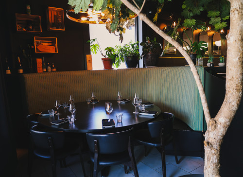 Image de table dans un restaurant au Québec où l'on voit des verre de vin et des couverts avec des chaises et une belle décoration. Canon Canon EOS R6m2, restaurant, vin, wine, bar, table de restaurant, restaurant table, decoration