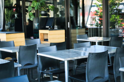 Table dans un restaurant sur une terrasse en été. Canon Canon EOS R6m2, restaurant, vin, wine, bar, table de restaurant, restaurant table, decoration, terrasse, été, summer