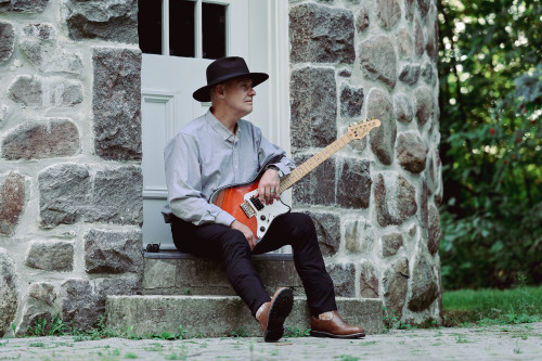 Canon Canon EOS R6m2, homme, artiste, guitare, guitar, chapeau, hat, monsieur, men, été, pensif, penseur, art, musique, music