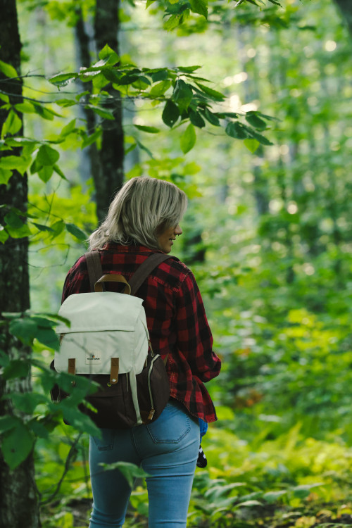 champignons, arbre, mushrooms, tree, nature, vert, forêt, forest, marche en forêt, walk in nature, randonnée, hiking, girl, fille, women, femme, blonde, blond, sac à dos, backpack