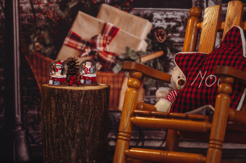 Noël, Christmas, Noel, célébration, temps des fêtes, holidays, fête, event, special event, family, picture, photo, photographie, décor, toutou, enfant, chaise bercante, chair, wheeling chair