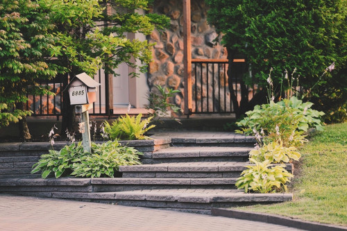 entrée, cours, terrain, pavé, maison, house, paving stone, ground, boîte aux lettres, mailbox, adresse, address, aménagement paysager, paysagiste, landscapper