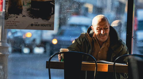 coffee, café, old, men, homme, vieux, vieil homme, moustache, journal, newspaper, relax, restaurant, confort, pauvreté, pauvre, Van Houtte, Québec, Quebec, Canada