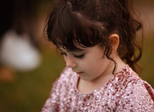 fillette, fille, girl, little girl, kid, kids, child, enfant, enfance, childhood, jeune, jeunesse, young, young girl, brown hair, cheveux bruns