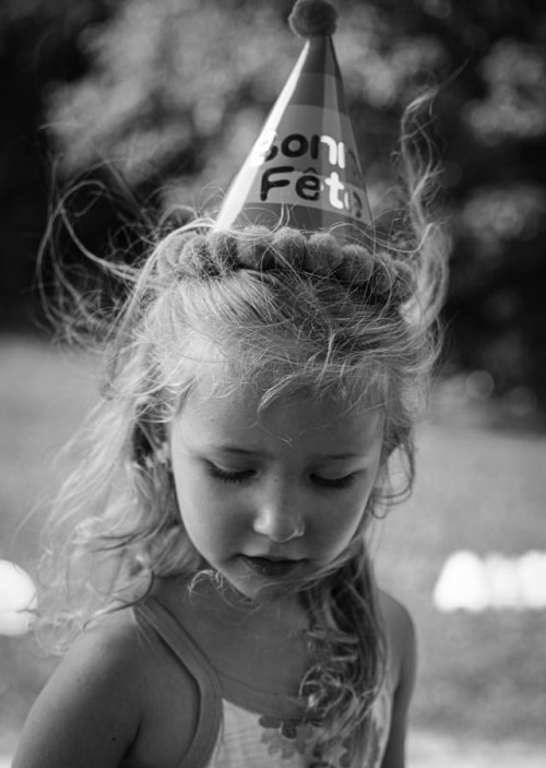 fillette, fille, girl, little girl, kid, kids, child, enfant, enfance, childhood, jeune, jeunesse, young, young girl, noir et blanc, black and white, chapeau de fête, fête d'enfant