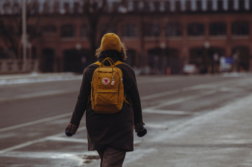 marcher, walking, femme, woman, automne, autumn, dehors, outside, froid, cold, tuque, ville, city