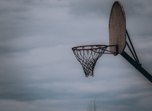 basketball, panier, ballon, ball, sport, outside, dehors, morose, sad, old, usé